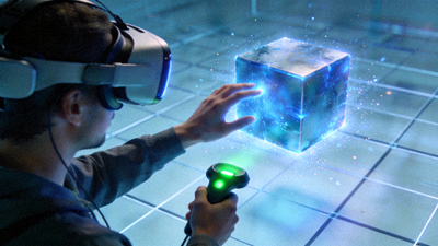 VR游戏交互设计演示，玩家通过手柄与虚拟物体进行自然互动